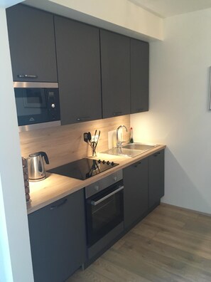 Kühlschrank, Mikrowelle, Ofen, Herdplatte