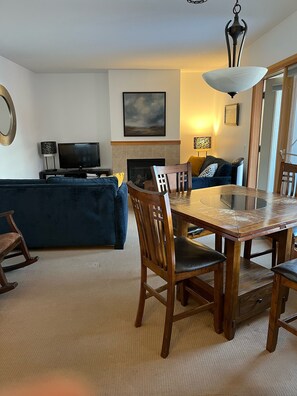 TV, peis, DVD-spiller og bøker