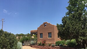 A stucco building with a flat roof and a small window. - Authentic Santa Fe Casita with Views on the Edge of Town (Santa Fe)