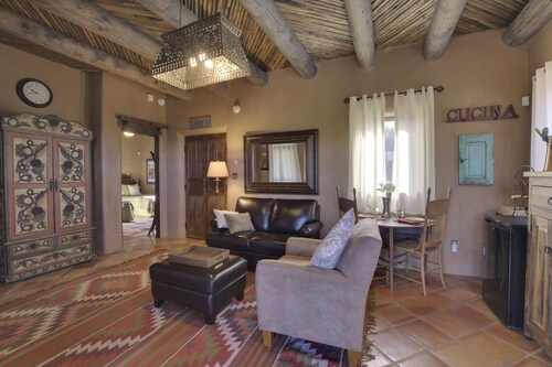 Authentic Santa Fe Casita with Views on the Edge of Town