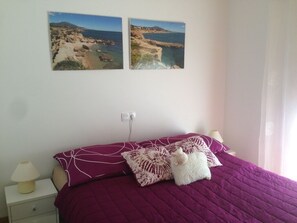 3 chambres, bureau, fer et planche à repasser, lit parapluie