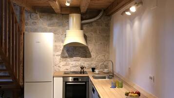 Full-sized fridge, oven, stovetop, dishwasher