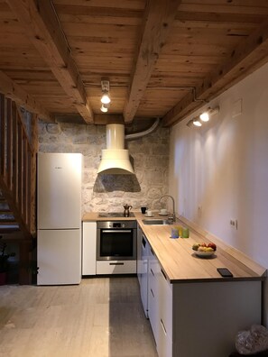 Großer Kühlschrank, Ofen, Herdplatte, Geschirrspüler