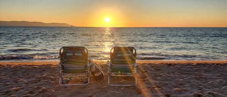Ubicación a pie de playa, tumbonas y toallas de playa