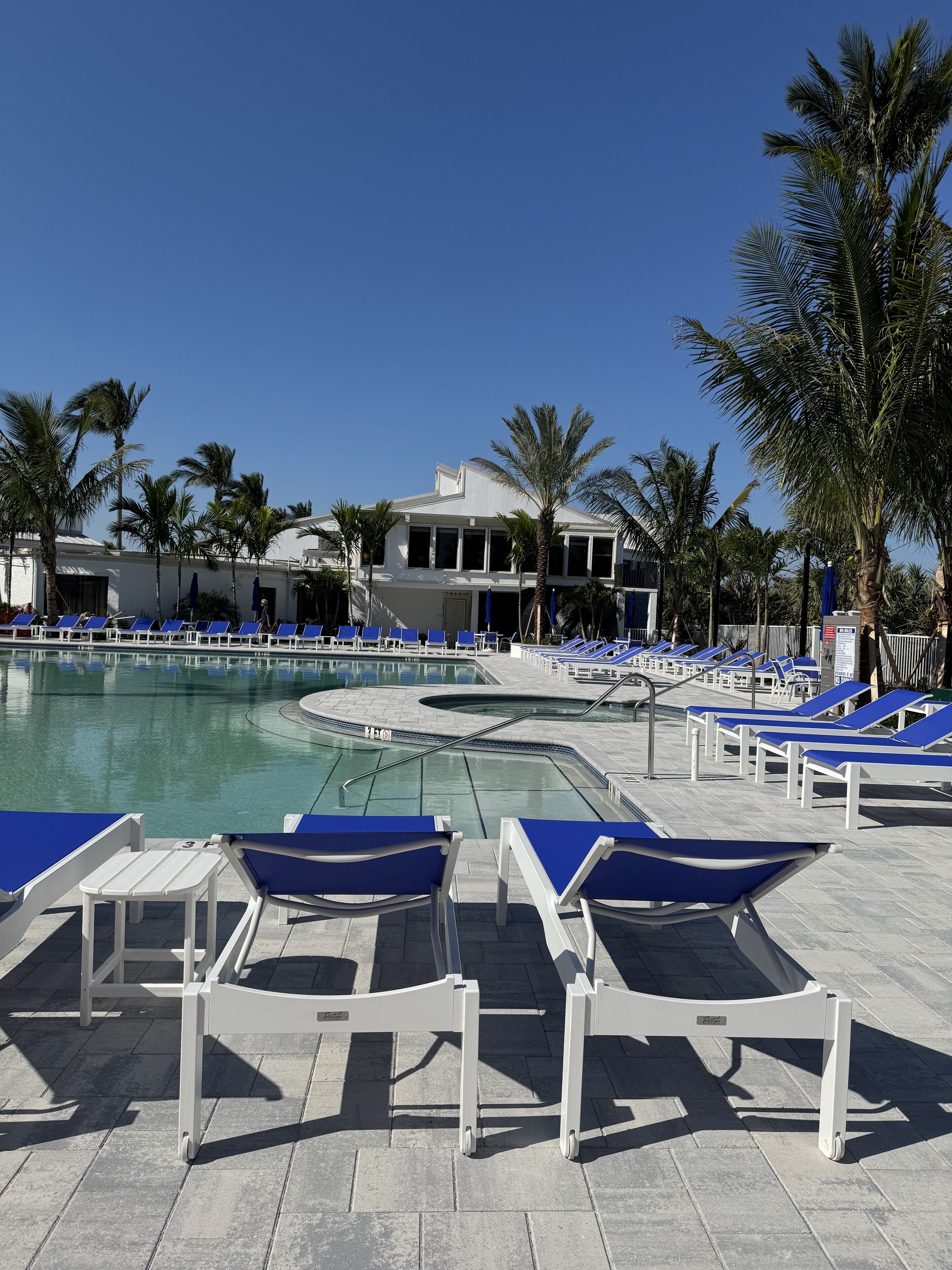 Utendørsbasseng og et oppvarmet basseng