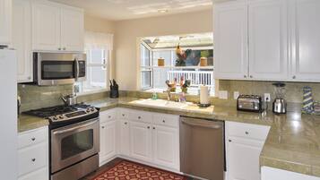 KylskÄp, mikrovÄgsugn, ugn och spishÀll