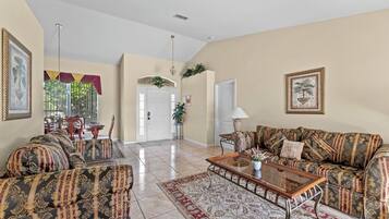 TV connectée, lecteur de DVD, baby-foot, livres