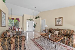 TV connectée, lecteur de DVD, baby-foot, livres