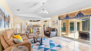 TV connectée, lecteur de DVD, baby-foot, livres