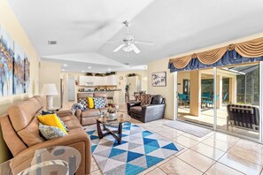 TV connectée, lecteur de DVD, baby-foot, livres