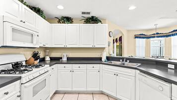 冰箱、微波炉、烤箱、炉灶