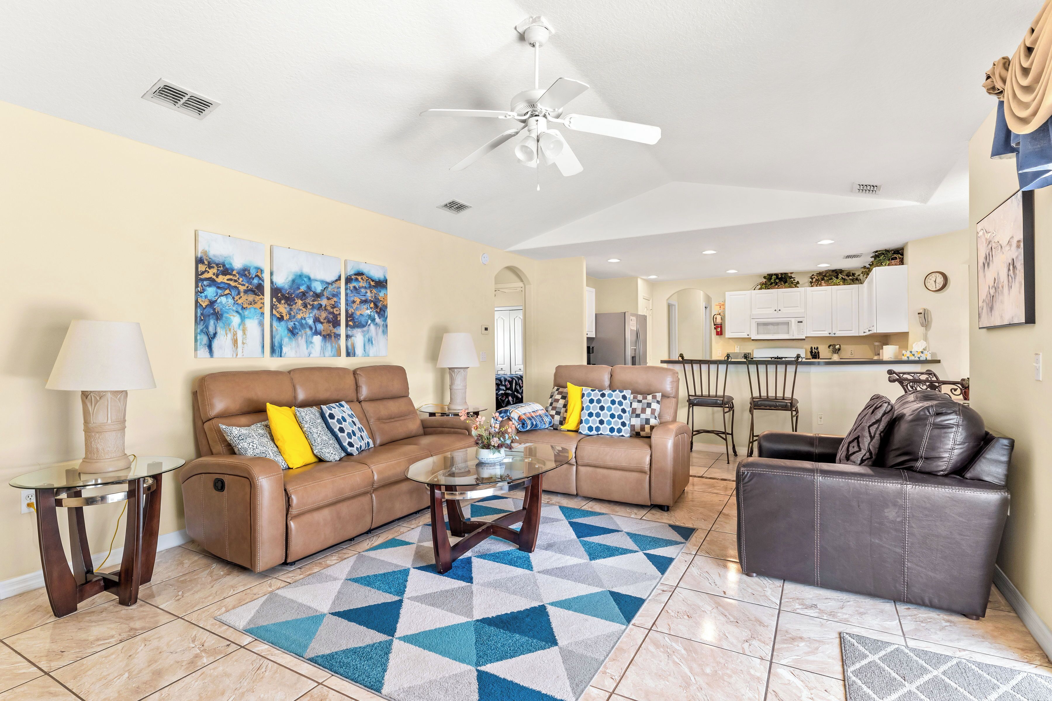 TV connectée, lecteur de DVD, baby-foot, livres