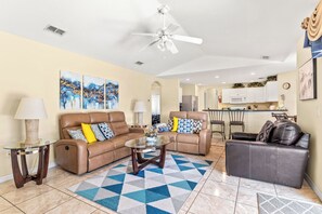 Téléviseur connecté, lecteur de DVD, table de baby-foot, livres