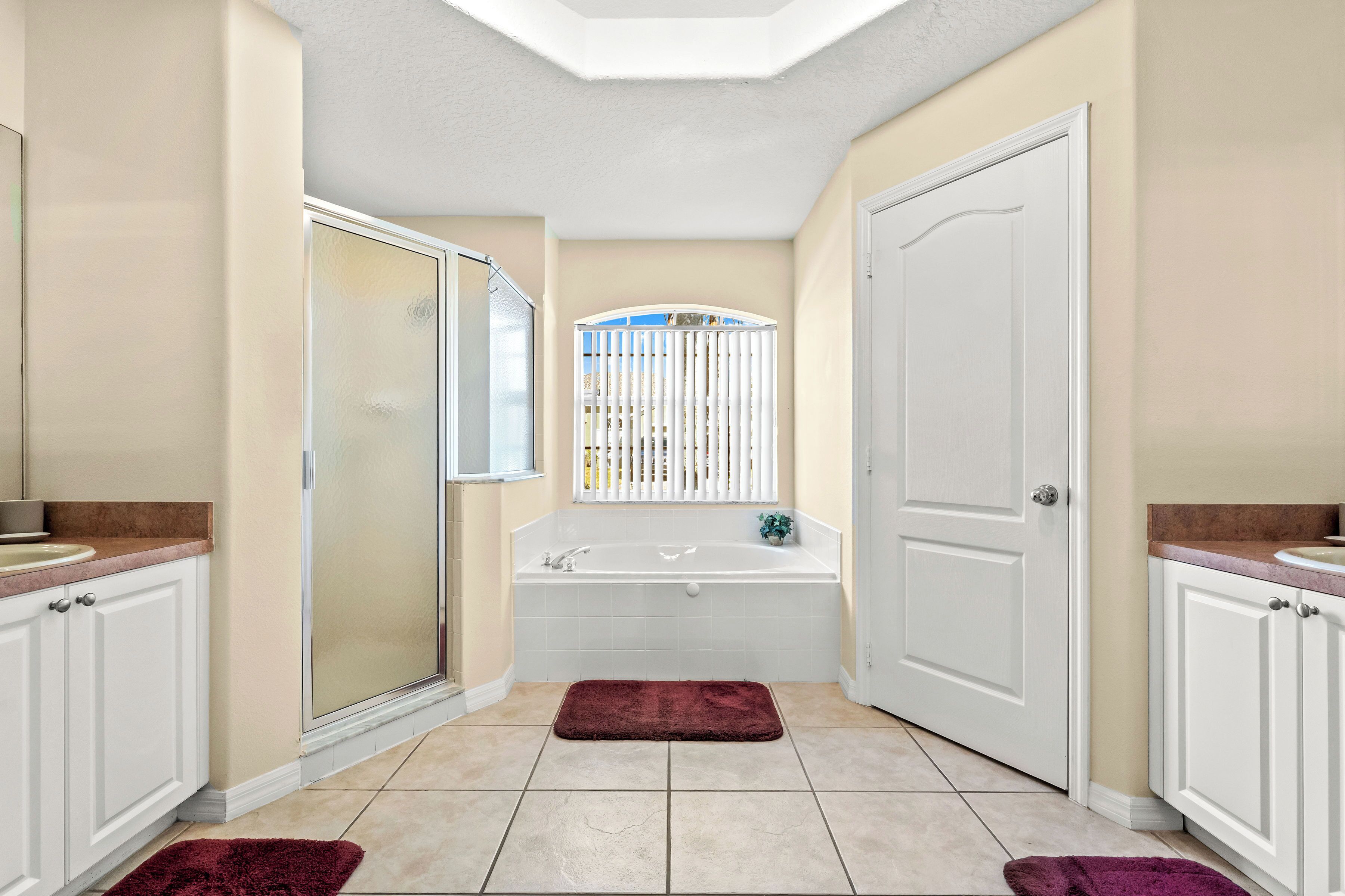 Ensemble douche/baignoire, sèche-cheveux, bidet, serviettes fournies