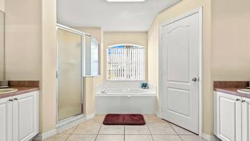 Ensemble douche/baignoire, sĂšche-cheveux, bidet, serviettes fournies