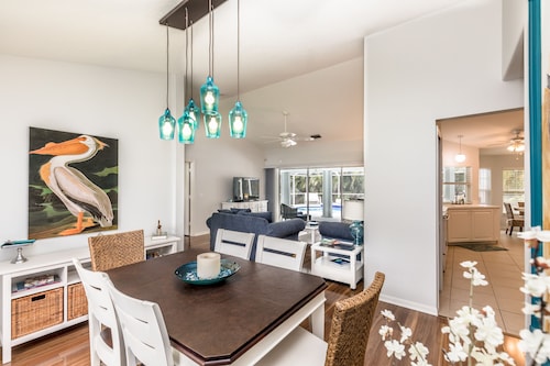 Tropical Perfection!  3 BR/2 BA & HEATED POOL! Close to beaches, WiFi