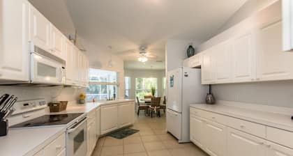 ¡Perfección tropical!  3 BR / 2 BA Y PISCINA CLIMATIZADA! Cerca de playas, WiFi