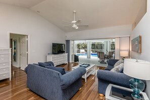 Smart TV, books - Tropical Perfection!  3 BR/2 BA & HEATED POOL! Close to beaches, WiFi (Sebastian)