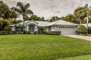 Exterior - Tropical Perfection!  3 BR/2 BA & HEATED POOL! Close to beaches, WiFi (Sebastian)