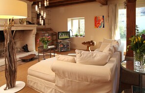 Smart-tv, een open haard, een dvd-speler en boeken