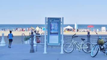 En la playa, camastros y toallas de playa