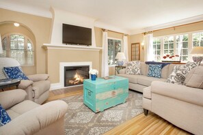 Smart TV, fireplace, DVD player - 2 Blocks from Whitman College, Walkable 4BR Storybook Home (Walla Walla)