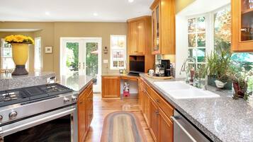 雪櫃、微波爐、焗爐、爐具