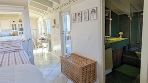 1 chambre, fer et planche à repasser, draps fournis