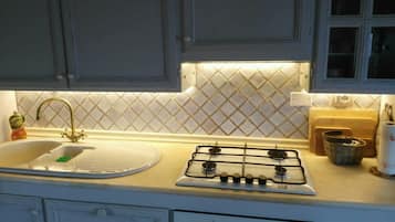 KĂŒhlschrank, Ofen, Wasserkocher mit Kaffee-/Teezubehör