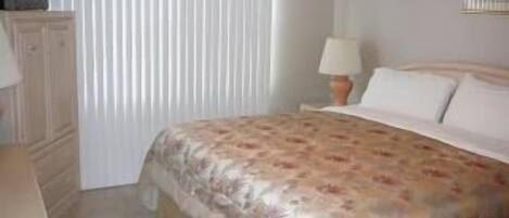 2 Schlafzimmer, Schreibtisch, Bügeleisen/Bügelbrett, Reisekinderbett