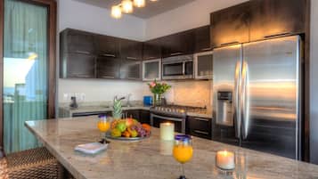 KĂŒhlschrank, Mikrowelle, Ofen, Herdplatte