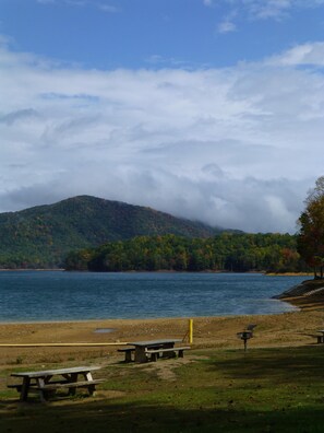 Beach - Charming 3-bedroom vacation home in Greeneville (Greeneville)