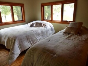 2 bedrooms, desk, free WiFi, bed sheets