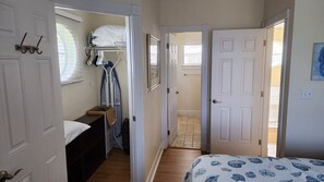 2 bedrooms, iron/ironing board, travel crib, free WiFi - Oceanside home, dock,kayaks,bikes,pool,fishing,107 (Cudjoe Key)