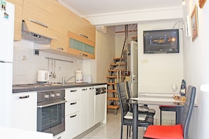 Frigorifero, forno, piano cottura, lavastoviglie