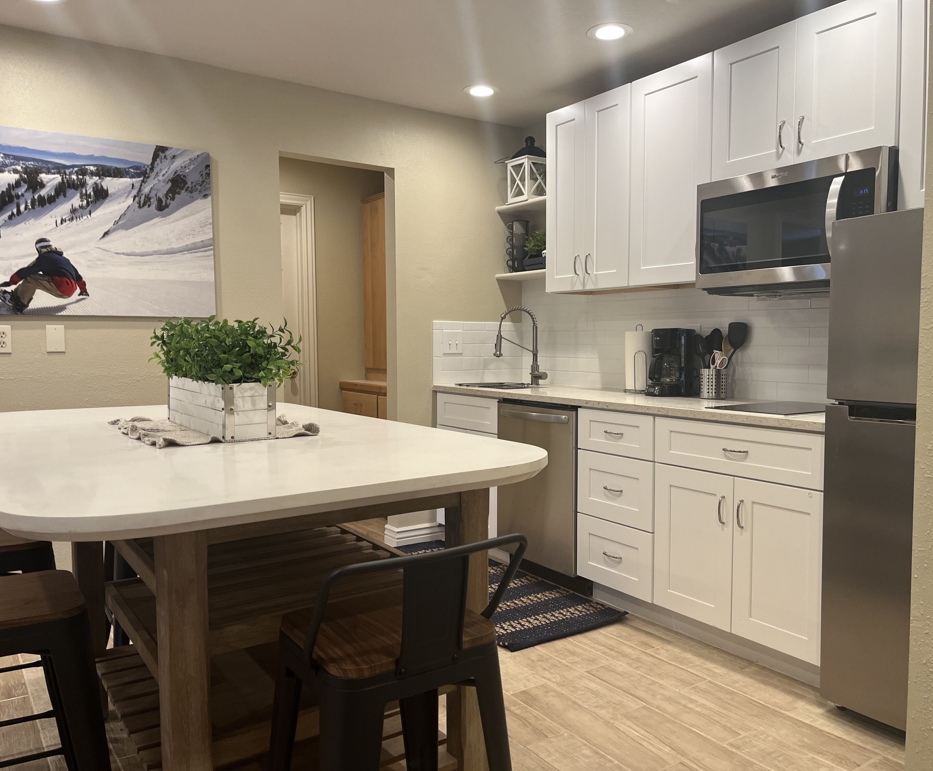 Coffee/tea maker, fridge, microwave, stovetop