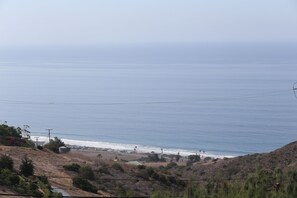 Una playa cerca, toallas de playa