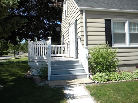 Property grounds. Cozy Bedroom with Private Entrance, Bathrm and nearby Lake Michigan View