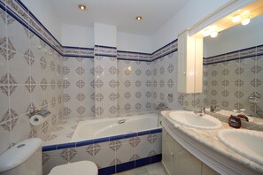 Suihku, hiustenkuivaaja, pyyhkeet