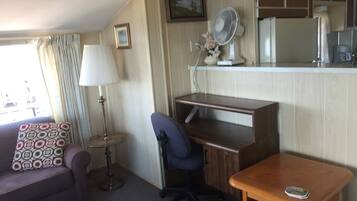 テレビ、おもちゃ、書庫