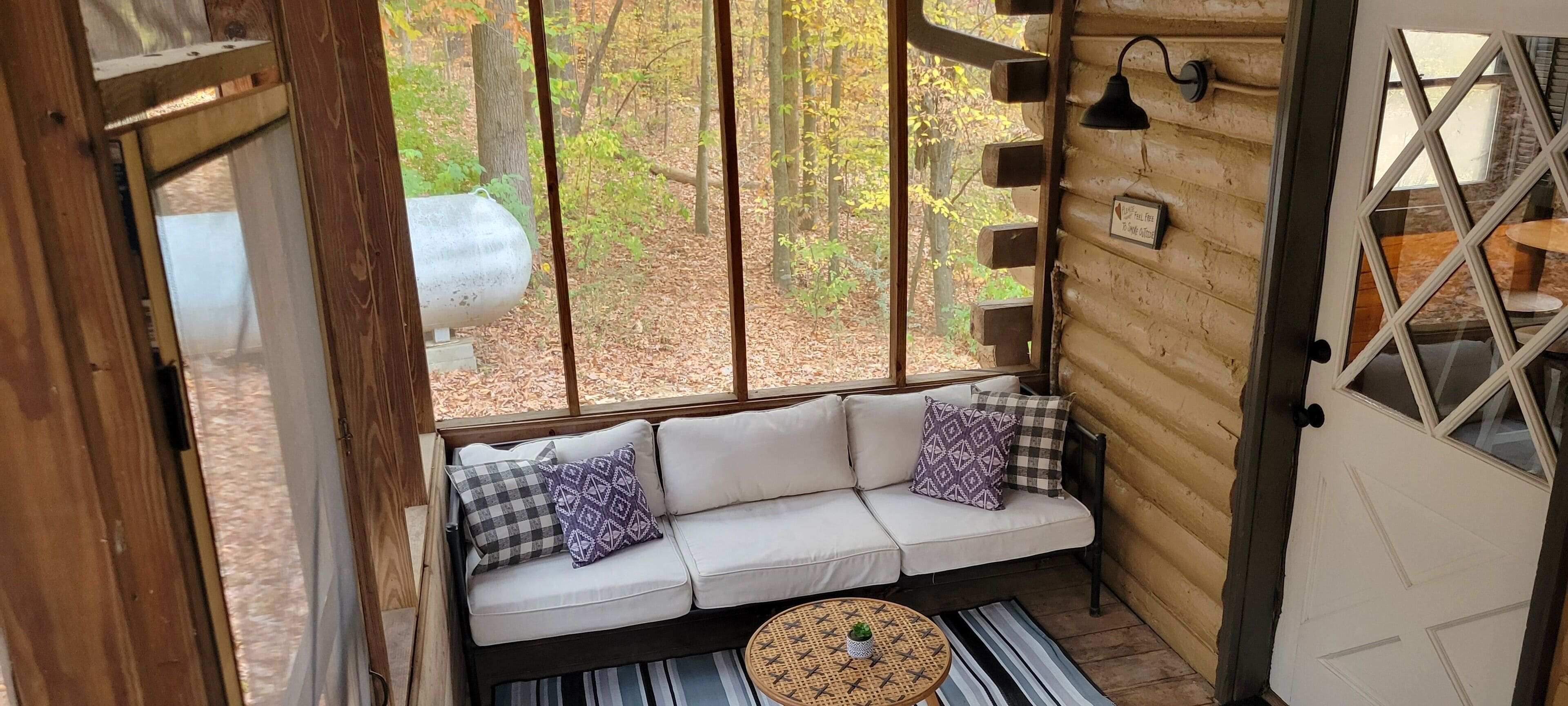 Älytelevisio, takka, kirjoja