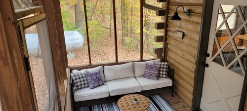 Maalaismainen hirsimökki järvellä! 