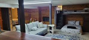 4 slaapkamers, een bureau, een strijkplank/strijkijzer, reisbedje
