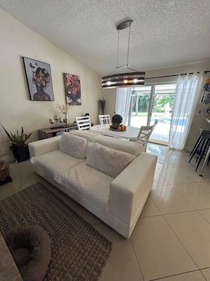 Smart TV, chimenea, consola de videojuegos y reproductor de DVD