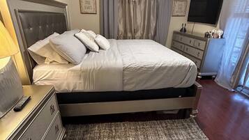 4 bedrooms, desk, iron/ironing board, travel crib