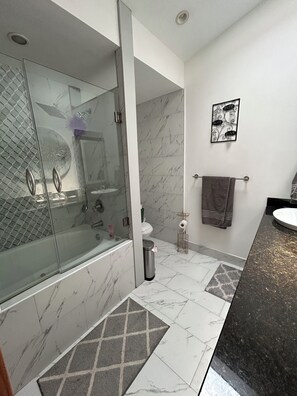 Regadera, amenidades de baño ecológicas, secadora de cabello, toallas 