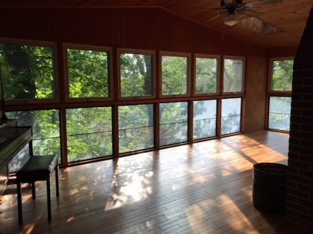 Interior. Antietam Creek - Quiet 2 Bedroom Cabin
