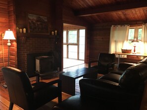 Interior - Antietam Creek - Quiet 2 Bedroom Cabin (Keedysville)