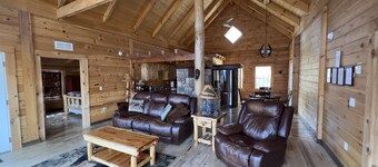 Sneaky Bear: Luxe lakeview cabin, caves, trails, fast WiFi @ BearTrackLake