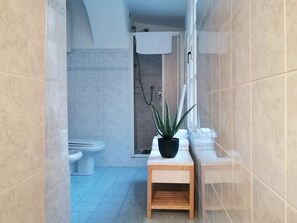 Shower, hair dryer, towels - Lovely Apartment For 2 In Downtown (Como)